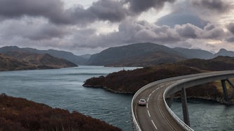 Polestar 2 rijdend over de Kylesku brug in Schotland