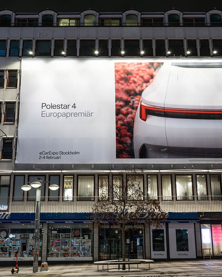 City building with billboard: Polestar 4 Europapremiär.