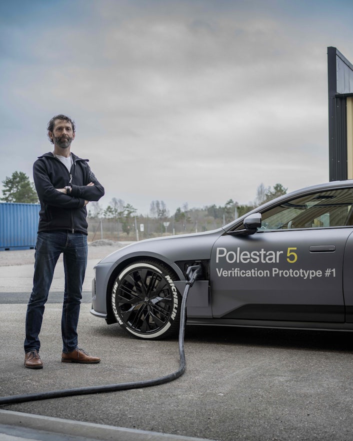 Een grijze elektrische auto Polestar 5 prototype aan de laadkabel