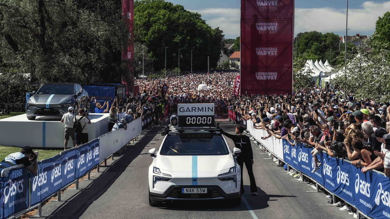 De Polestar 4 staat klaar bij de start voor de marathon