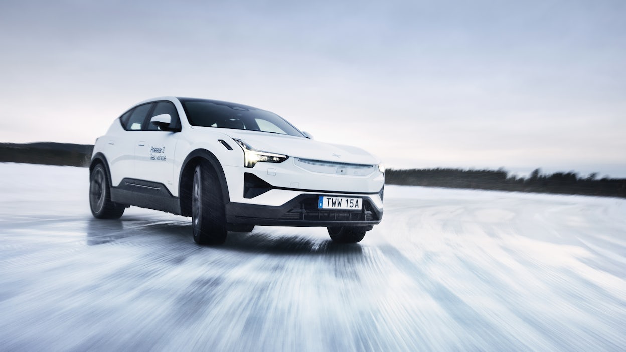 Witte elektrische Polestar 3 op een ijsvlakte