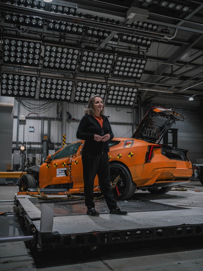 Polestar crashtest, een oranje elekrische Polestar