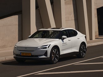 Polestar 2 avec pack performance avec un autocollant nexus 2050 sur la porte