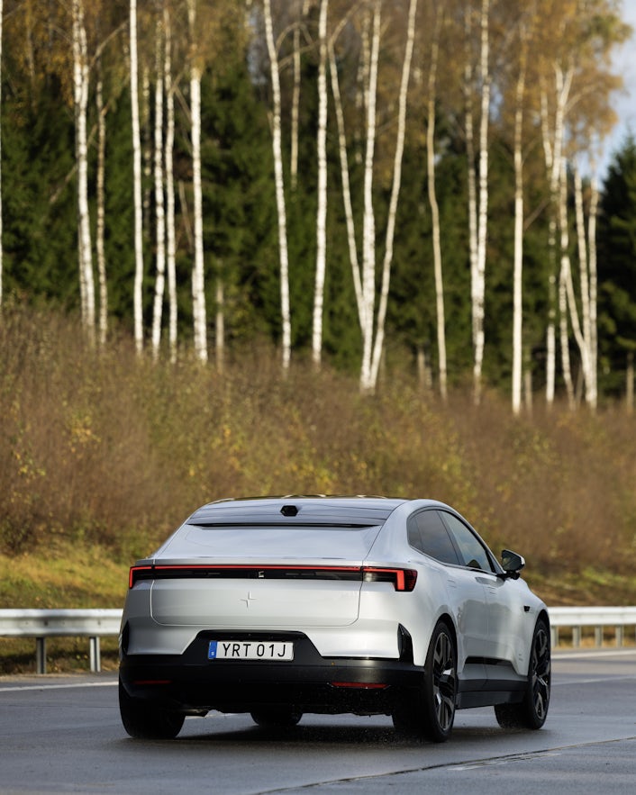 Polestar 4 op een testcircuit van achter geschoten