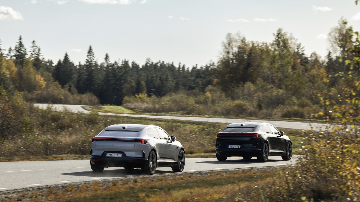 Twee Polestar 4 op een testcircuit in achtervolging