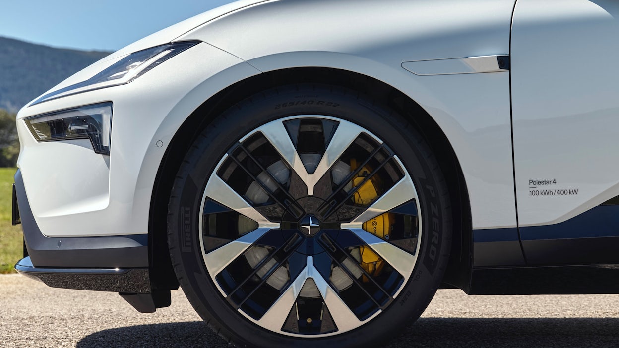 The wheels of a Polestar 4 in Snow color