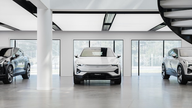 Witte Polestar 2 in de showroom