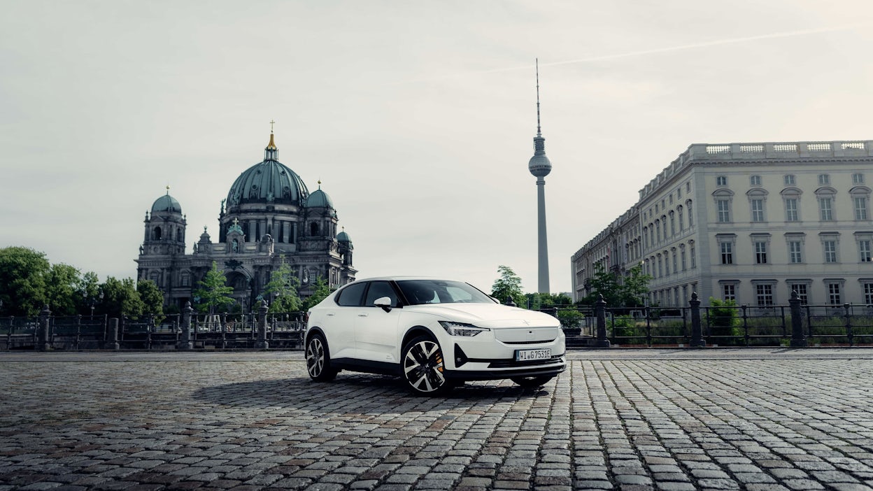 Witte elektrische Polestar 2 op een plein in Berlijn