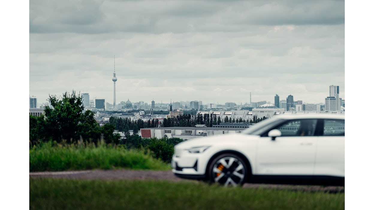 Witte elektrische Polestar 2 in de skyline van Berlijn