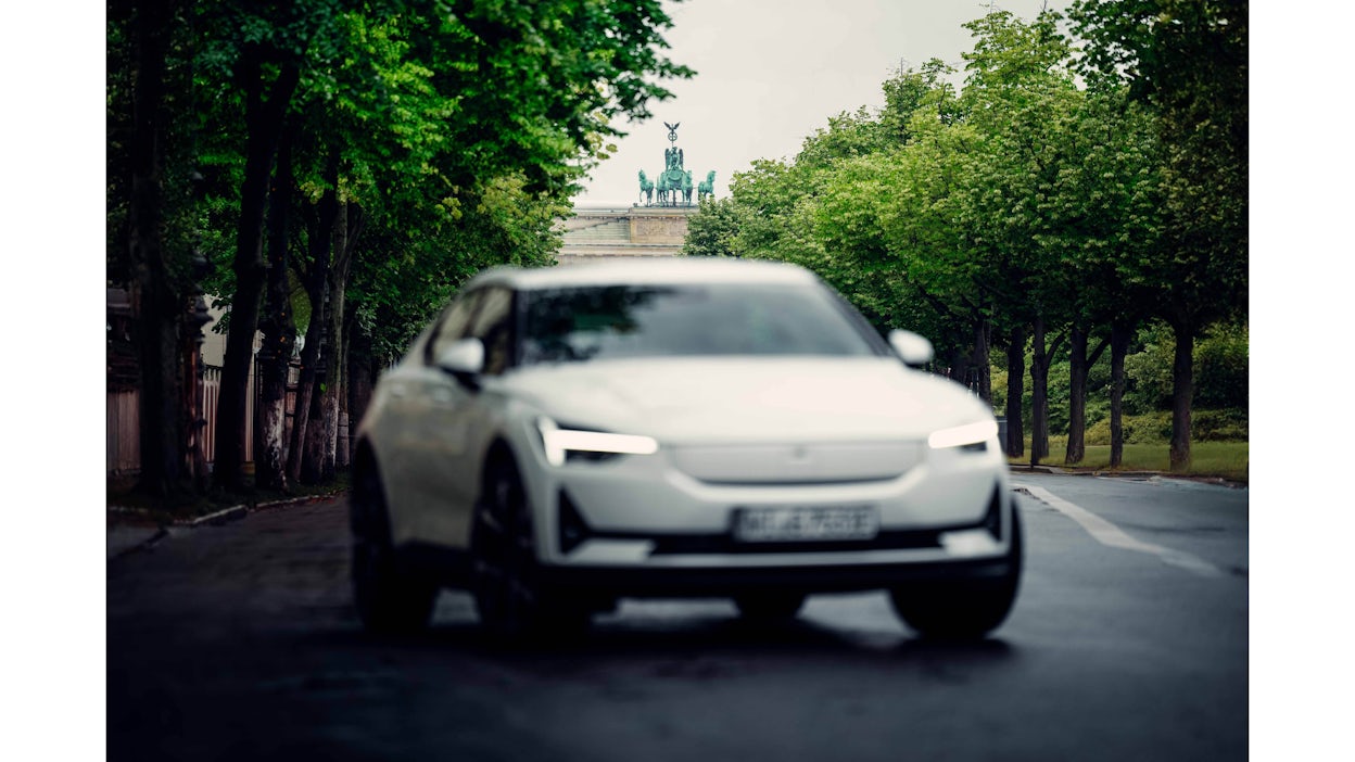 Witte elektrische Polestar 2 van de voorzijde geschoten