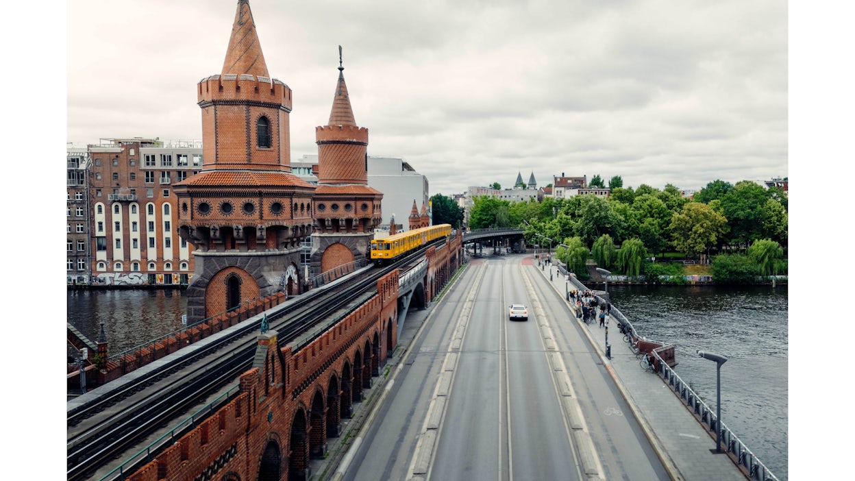 De elektrische Polestar 2 rijdend over een brug in Berlijn