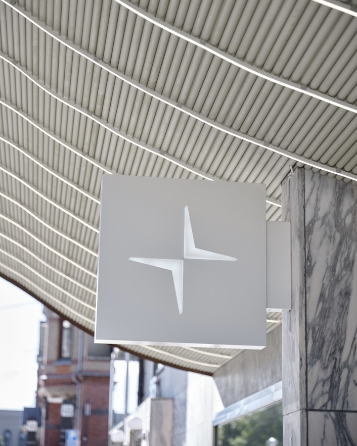 Polestar logo op een hangbord bij een space