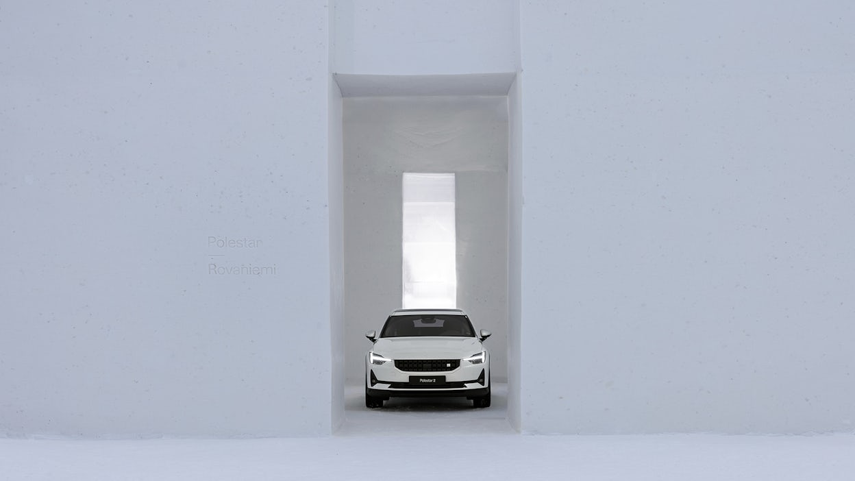 Witte Polestar 2 binnen in Snow space