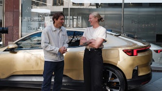 Sarah Sjöström and Mondo Duplantis talking in front of a Polestar 4 in Gold color