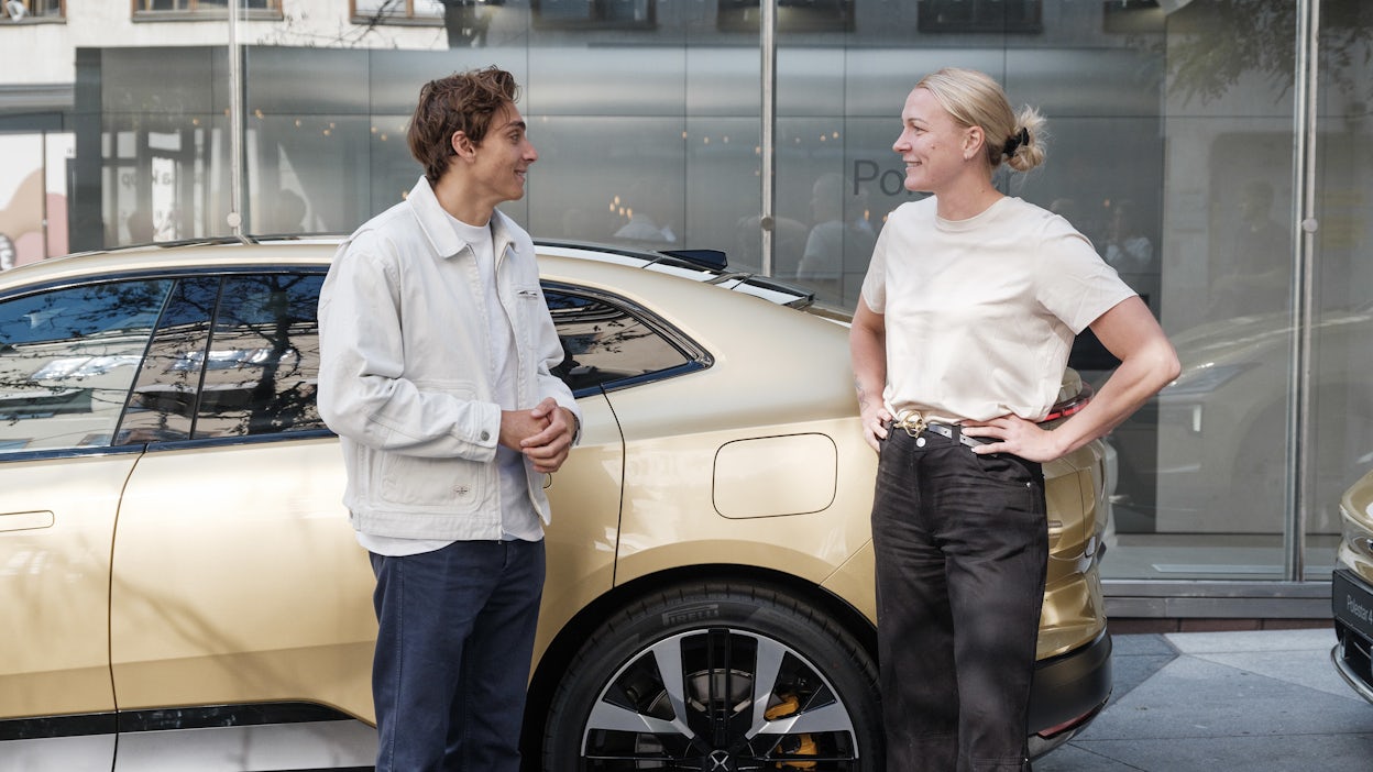 Armand Duplantis and Sarah Sjöström with gold Polestar 4.