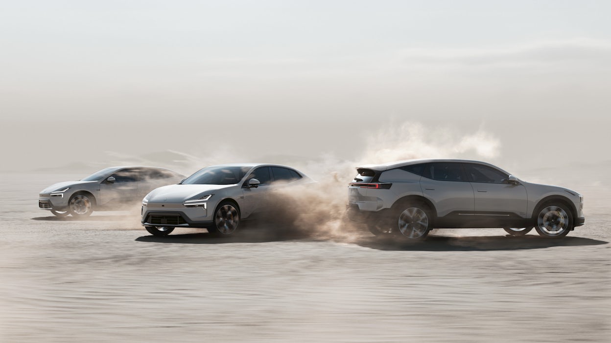 Polestar 4s and Polestar 3 driving in the desert