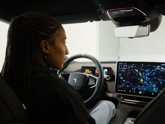 Nafi Thiam in haar nieuwe Polestar 4 space