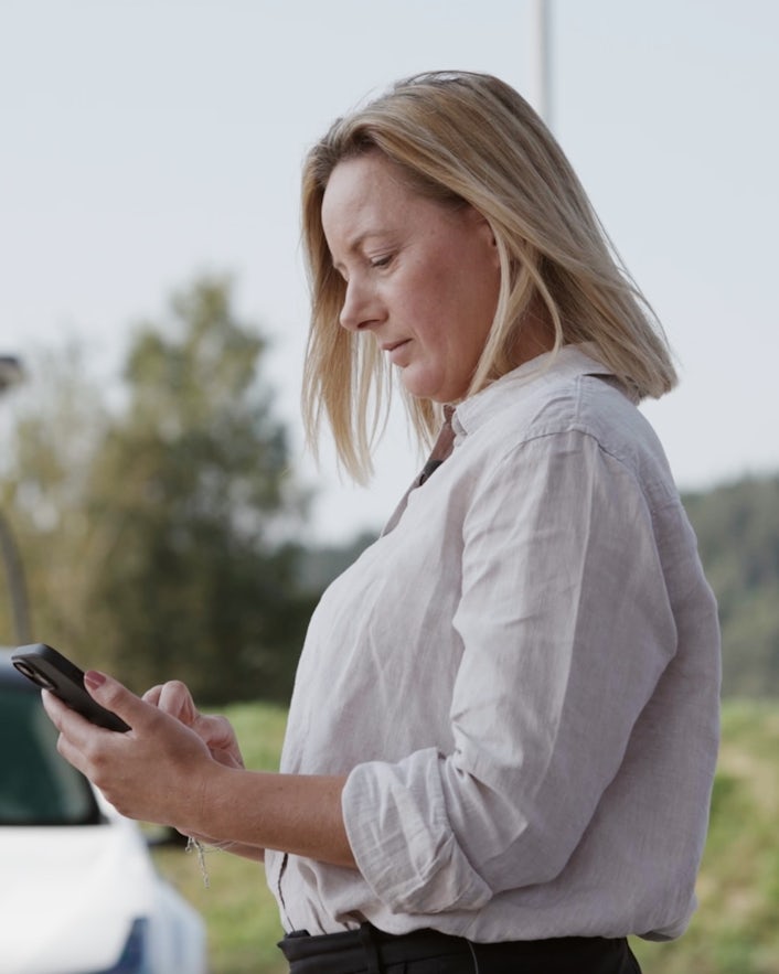 Een vrouw die een smartphone vasthoudt