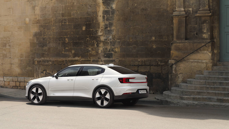 Witte elektrische Polestar 2 in een prachtig Frans dorp