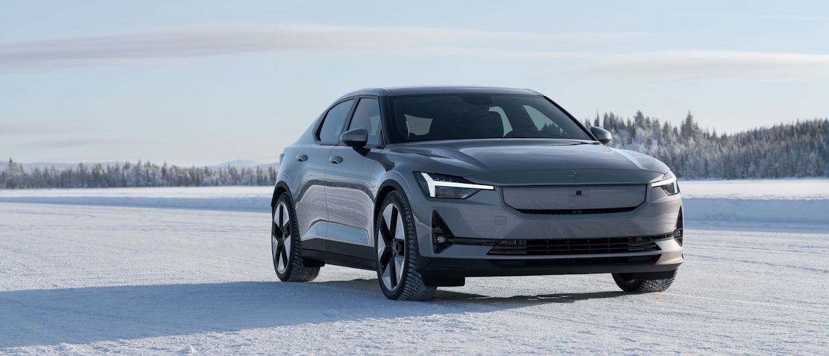 Polestar 2 in der Farbe Vapour auf einem verschneiten Feld